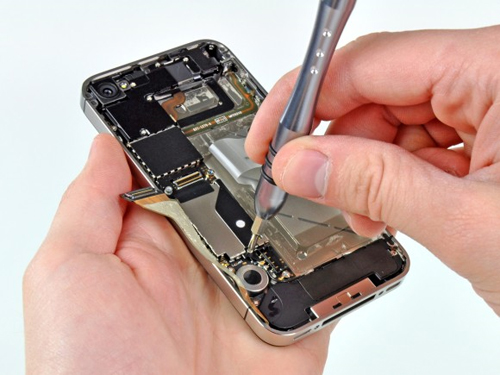 Mẫu iPhone 4 CDMA của Verizonv vẫn có thể sử dụng được với mạng GSM. Ảnh: iFixit.