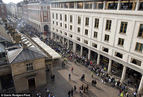 Hàng nghìn người tập trung tại Covent Garden của Luân Đôn để chờ mua iPad 2