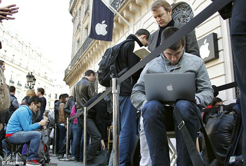 Người Pháp đem theo Macbook để giải trí trong khi chờ iPad 2 được bán tại Paris