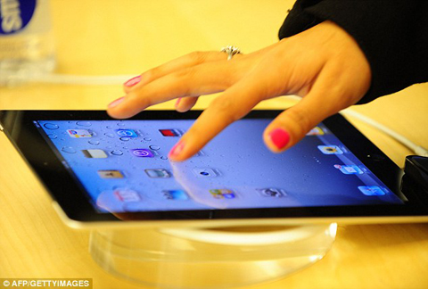 Một bàn tay xinh đẹp đang sung sướng vuốt lên màn hình iPad 2