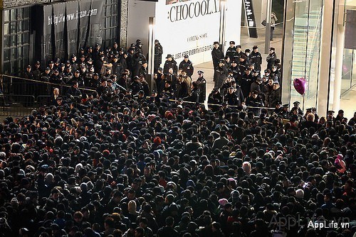 Đám đông tụ tập trước cửa hàng Apple tại Bắc Kinh, Trung Quốc. Ảnh: Micgadget.