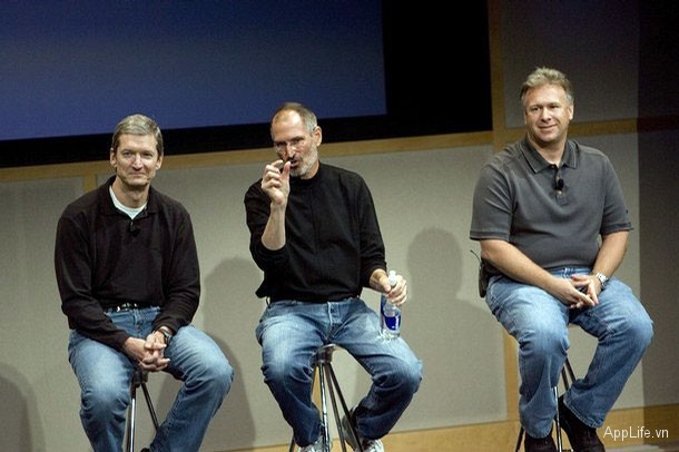 Từ trái sang: Tim Cook, Steve Jobs và Phil Schiller