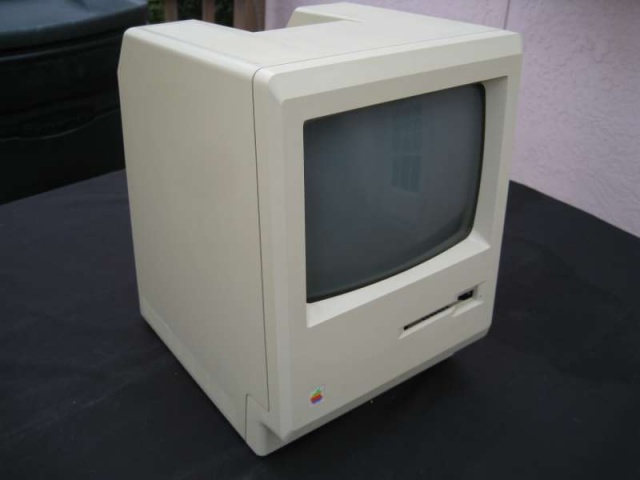 Và đây, chiếc Macintosh 128K, chiếc máy tính thuộc dòng Macintosh đầu tiên của Apple