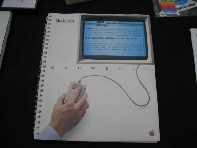 Sách hướng dẫn sử dụng phần mềm MacWrite, đây là phần mềm soạn thoả văn bản trên hệ điều hành Macintosh