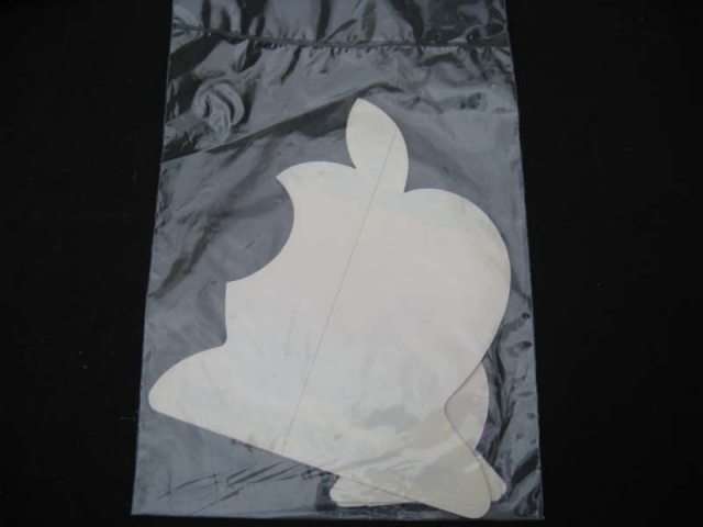 Chiếc Macintosh được tằng kèm miếng dán logo của hãng Apple, Apple vẫn duy trì tặng miếng dán logo của hãng cho đến tận ngày nay