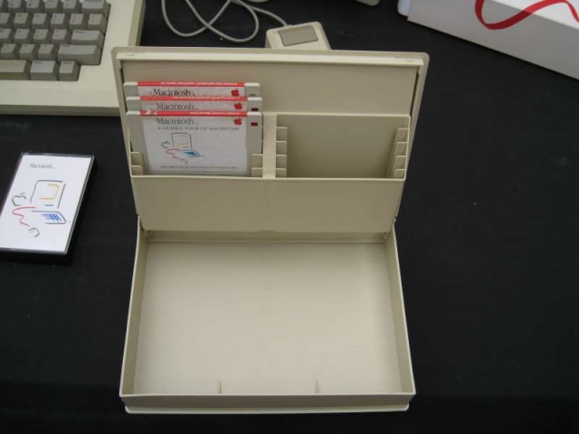 Đây là chiếc hộp đựng đĩa chứa phần mềm và tài liệu