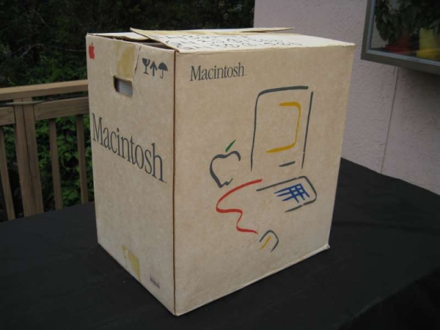 Bên ngoài chiếc thùng của Macintosh 128K