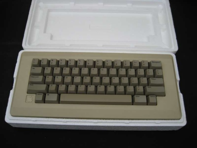 Đây là bàn phím đi kèm cùng Macintosh 128K