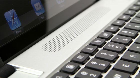 Loa được tích hợp trên bàn phím mang phong cách của loa Macbook