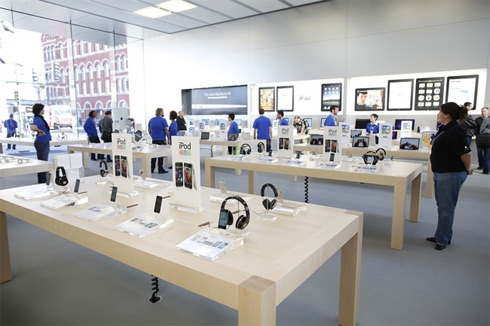 Apple Store có doanh thu trên mỗi foot vuông (tương đương 0,09 mét vuông) là 5.626 USD, cao hơn bất kỳ chuỗi bán lẻ nào trên thế giới, kể cả Tiffany (2.974 USD).