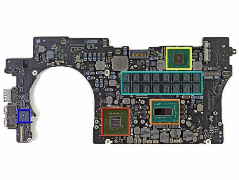 Trên bo mạch chủ có chip Core i7 3720QM tốc độ 2,6 GHz (màu vàng cam), card màn hình Nvidia GT 650M (đỏ), RAM Hynix (xanh) và bộ phận điều khiển cổng Thunderbolt của Intel. 