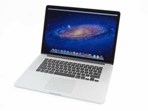 MacBook Pro 2012 được trang bị màn hình 15,4 inch độ phân giải 2.880 x 1.800 pixel với mật độ điểm ảnh đạt 220 pixel/inch, chip lõi tứ Core i7 Ivy Bridge 2,7 GHz và card đồ họa Nvidia Kepler GT 650M. 