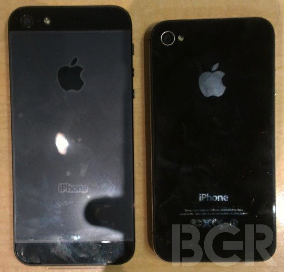 So sánh chiều dài của iPhone 5 và 4 bản màu đen