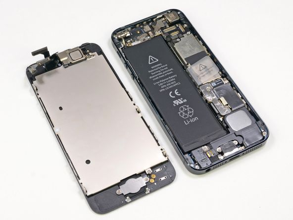 Có thẻ thấy iPhone 5 có kích thước pin dài hơn so với iPhone 4S