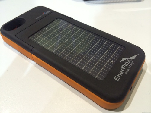 Ốp lưng kiêm sạc năng lượng mặt trời không phải là phụ kiện quá mới nhưng EnerPlex Surfr gây ấn tượng nhờ thiết kế nhỏ gọn. Phụ kiện được tích hợp pin 2.000 mAh bên trong giúp tăng gấp đôi dung lượng pin trên iPhone 5/5S. Nhờ tấm pin năng lượng mặt trời, với một giờ ngoài sáng, người dùng có thêm 10 phút đàm thoại. Sản phẩm có giá 100 USD.