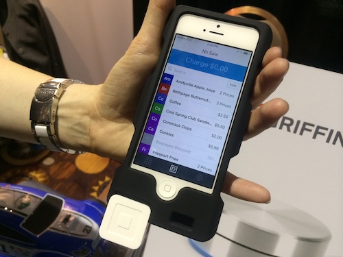 Tích hợp Square Reader, ốp lưng Merchant cho phép giao dịch trực tuyến tại các điểm bán hàng thông qua thẻ tín dụng. Với thiết kế ngay trên ốp lưng, khách hàng dễ dàng thanh toán bằng cách quẹt thẻ thay vì các bước rườm rà.