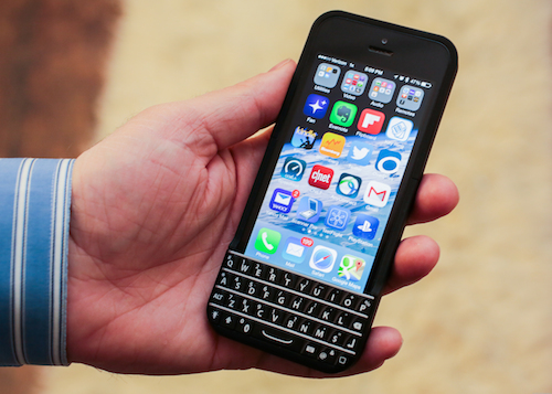 Phụ kiện Typo được phát triển bởi Ryan Seacrest bổ sung bàn phím vật lý tương tự điện thoại BlackBerry cho người dùng iPhone 5/5S. Thông qua kết nối Bluetooth, Typo giúp người dùng nhập liệu nhanh và chính xác hơn.