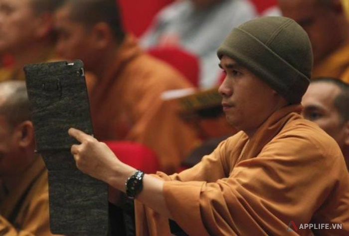 Một nhà sư Việt Nam chụp ảnh bằng iPad trong một sự kiện của giới Phật giáo diễn ra gần đây – Ảnh: Reuters
