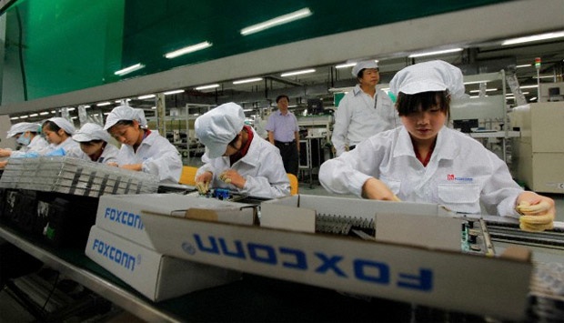 Công nhân trong nhà máy Foxconn đang lắp ghép các linh kiện cho Mac