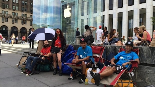 Người tiêu dùng xếp hàng chờ mua iPhone 6 trước cửa hàng Apple Store vào ngày 3 tháng 9 2014