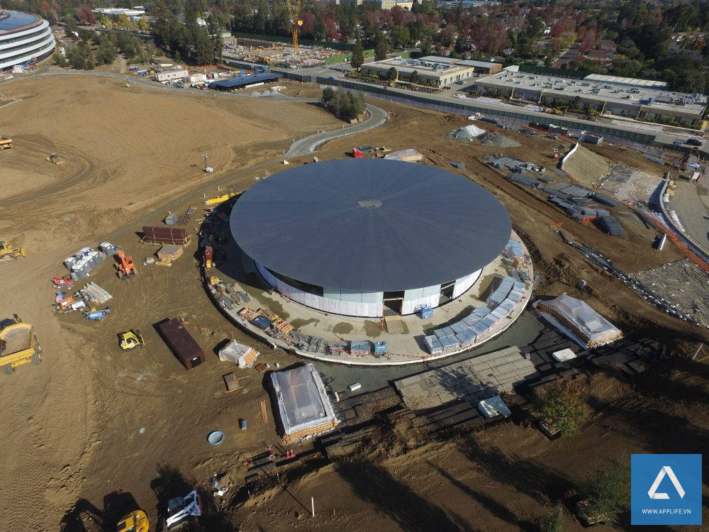 Apple còn sử dụng các tấm pin mặt trời đặt trên nóc tòa nhà cung cấp sản lượng điện năng 16 megawatt và hoạt động như là nguồn cung cấp năng lượng chính cho Campus 2