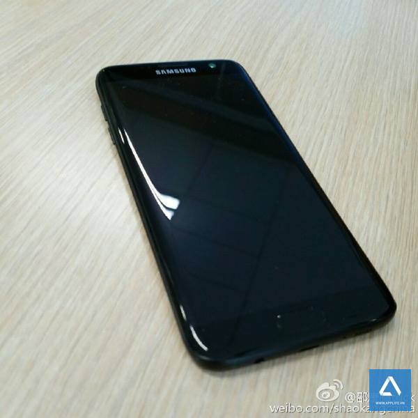 Galaxy S7 Edge màu đen bóng (Jet Black)